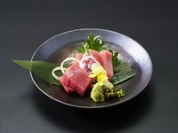 当店が厳選した本マグロは、とろけるような脂の甘みと、赤身の持つ奥深い旨みが絶妙なバランスです。