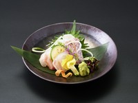 身が引き締まり、コリコリとした食感が魅力。噛むほどに広がる真鯛特有の甘みと旨みとなっております。