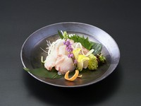 身が引き締まり、コリコリとした食感が魅力。噛むほどに広がる真鯛特有の甘みと旨みとなっております。