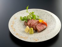 宮城県が誇る黒毛和牛のブランド「仙台牛ロース」。きめ細やかな霜降りが美しい部位を、職人が備長炭で丁寧に焼き上げます。口の中でとろける脂の甘みと、赤身の濃厚な味わいをご堪能ください