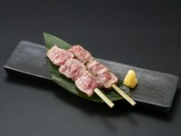 最高級の品質と、生産者の情熱が育んだ「仙台牛ロース」を手軽な串焼きでご用意しました。当店自慢の備長炭で旨味を閉じ込め、香ばしく焼き上げます。口の中でとろける極上の味わいを一本からお楽しみいただけます。