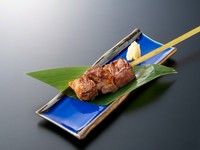 最高級の品質と、生産者の情熱が育んだ「仙台牛ロース」を手軽な串焼きでご用意しました。当店自慢の備長炭で旨味を閉じ込め、香ばしく焼き上げます。口の中でとろける極上の味わいを一本からお楽しみいただけます。