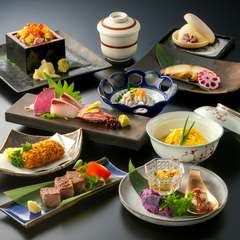 職人が一品一品に心を込めてお作りする、贅沢な味の饗宴を、個人盛りの会席でゆっくりとご堪能ください。