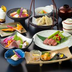 「彩旬で春を愛でる。桜鯛と山菜、芳醇なハーブ香る炭火焼きに舌鼓。」
