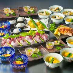 「宮城の旨いを凝縮！笹かまぼこと三角油揚げの香ばしい炭火焼き、三陸の海の幸を囲む賑わいの時間を。」
