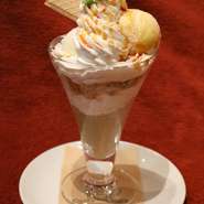 人気のロイヤルミルクティーをそのままプリンにしてパフェにしちゃいました！