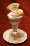 人気のロイヤルミルクティーをそのままプリンにしてパフェにしちゃいました！