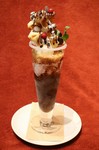 チョコレートショコラがたっぷり詰まったちょっと贅沢なパフェです。店内で焼き上げたデニッシュ生地のワッフルものってま～す！