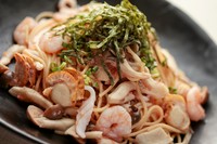 海老・いか・帆立・三種のきのこ等、具沢山パスタ！