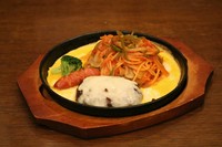 お子様から大人の方がまで大好き！
チーズをのせたハンバーグとナポリタンをセットにして鉄板にのせました。