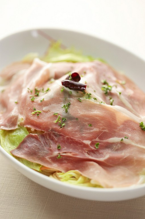 しゃき、しゃき、レタスと生ハムのペペロンチーノ