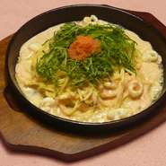 明太子クリームパスタを鉄板にのせてご提供。
トッピングされた青じそを混ぜてお召し上がりください。