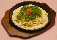 明太子クリームパスタを鉄板にのせてご提供。
トッピングされた青じそを混ぜてお召し上がりください。