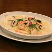 魚介のうま味が詰まったコクのあるスープです。
寒い日はあつあつのスープパスタは如何ですか～