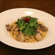 旬の広島産大粒の牡蠣が入った和風の味わいにしたニンニクと唐辛子が入ったパスタです。