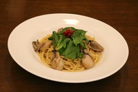 旬の広島産大粒の牡蠣が入った和風の味わいにしたニンニクと唐辛子が入ったパスタです。