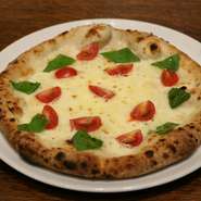 冬だけの限定の白色マルゲリータ！
トマトソースの代わりに生クリームソースとガーリックオイルを使用。
※Sサイズのみ米粉生地に変更できます。