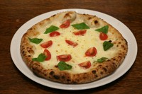 冬だけの限定の白色マルゲリータ！
トマトソースの代わりに生クリームソースとガーリックオイルを使用。
※Sサイズのみ米粉生地に変更できます。