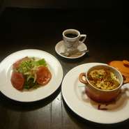 お料理の量が少な目のセットです。でもサラダは多めのセットでヘルシー！オニオングラタンスープ・スープパスタ・ハーフピッツァからお好きな1品をお選びください。