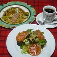 ボリュームあるサラダにパスタ・ピッツア・ドリアが選べるランチです。