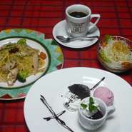 人気Ｎｏ．1　ドルチェ3種盛り合わせが付いたランチセットです。ドルチェ3種盛りをケーキに変更も出来ます