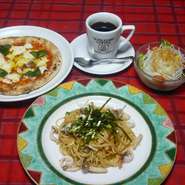 パスタとピッツァが2つ共楽しめる！　サラダ、ドリンクが付いたちょっと欲張りなセットです。