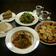 お二人さまのセットです。サラダ1品・パスタ、ピッツァ、ドリアからお好きな2品とドリンク、デザートまで付いたセットです。お一人さまあたり1300円のお得なセットです。