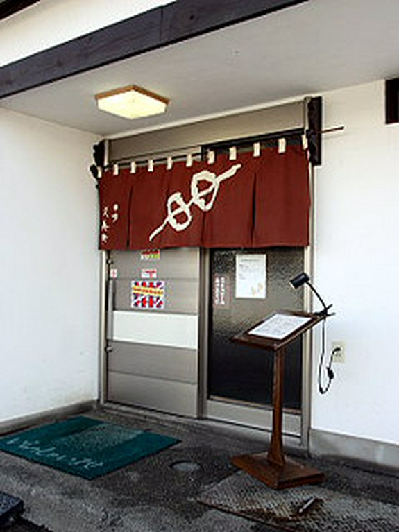 外観：小さな看板のみのシンプルな串揚げ屋