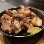 麻の辛さと辣の痺れの中に、甘みを感じる逸品。
よく混ぜてお召し上がり下さい。