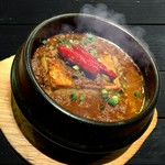 麻の辛さと辣の痺れの中に、甘みを感じる逸品。
よく混ぜてお召し上がり下さい。