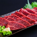 非冷凍の、ごまかしの利かない旨さ!!
赤身ハーフ880円（税込み968円）
　赤身　1480円（税込み1628円）
桜ユッケ1100円（税込み1210円）