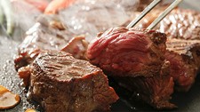 美味しい牛ステーキを、2時間飲み放題付きで!!
お一人様、約300gのステーキをメインにしました。