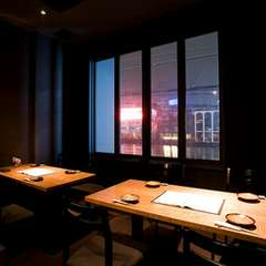 2F席は、那珂川の夜景も楽しめるテーブル席をご用意してます。