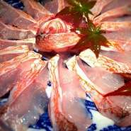 脂ののった甘鯛を存分にお楽しみ頂けます。季節の八寸盛り甘鯛のお造りカシラの焼き物甘鯛のみぞれ鍋