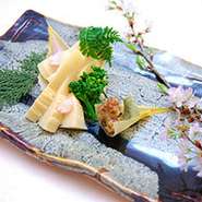 京都は物集女の朝掘り筍。
真っ白で柔らかく、
浅湯がきのお造りや若筍煮、
炭焼きの木の芽焦がし醤油焼きなど。