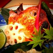 日本海で水揚げされた甘鯛を一汐。香ばしく焼き上げ食したあとは、アラを潮汁に仕立てて…。

他にも、松笠焼き、唐揚げの湯葉あんかけなどございます。