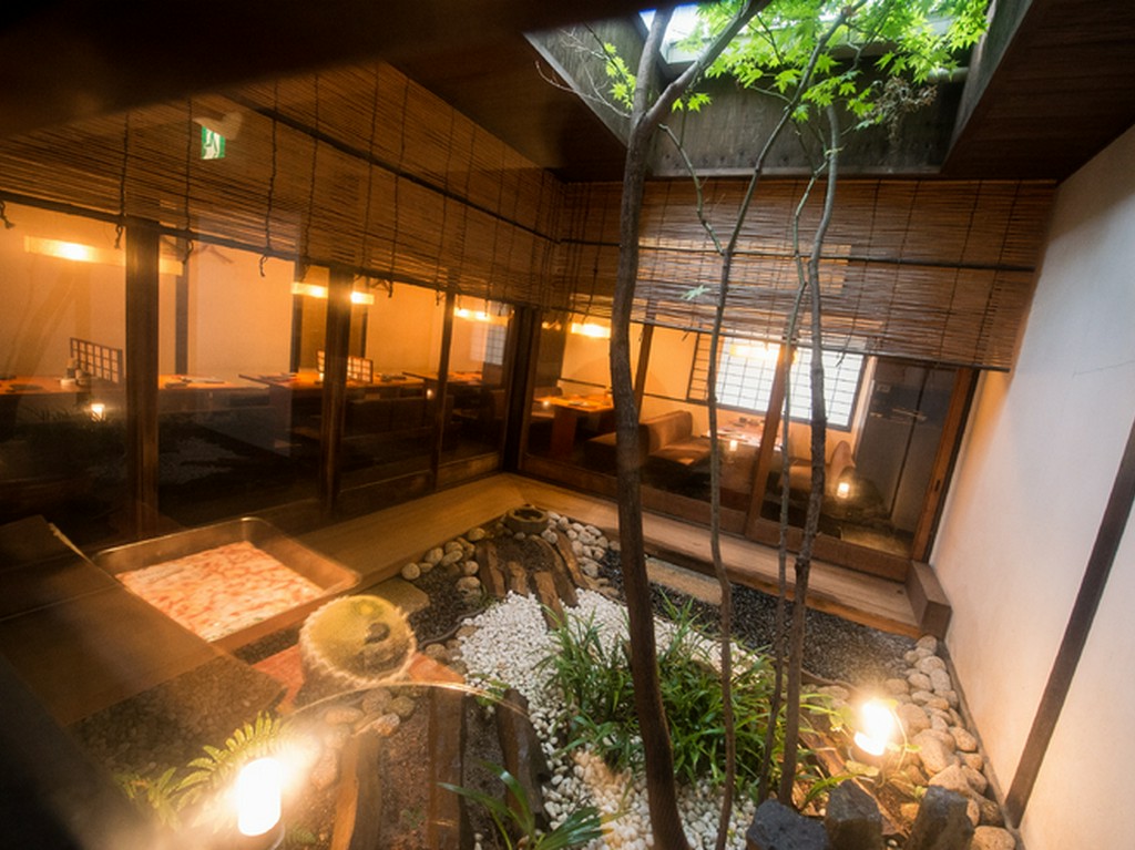 京町屋のイメージで、時間を超えたくつろぎの空間を演出