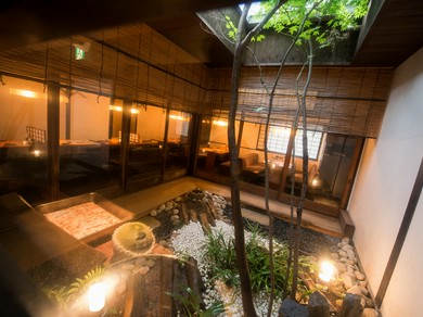 京町屋のイメージで、時間を超えたくつろぎの空間を演出