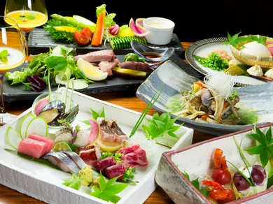 和モダンのしゃれた空間で博多らしい旬の味を満喫