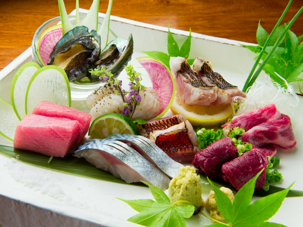 博多の旬が味わえる『新鮮!!　お肉と鮮魚のお刺身八点盛り合わせ』