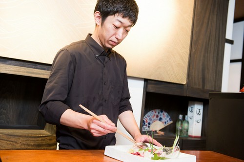 博多の味を彩りよく盛り付け各テーブルへ