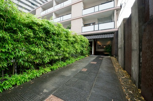 黒竹の生垣が町家風の異空間へ続く