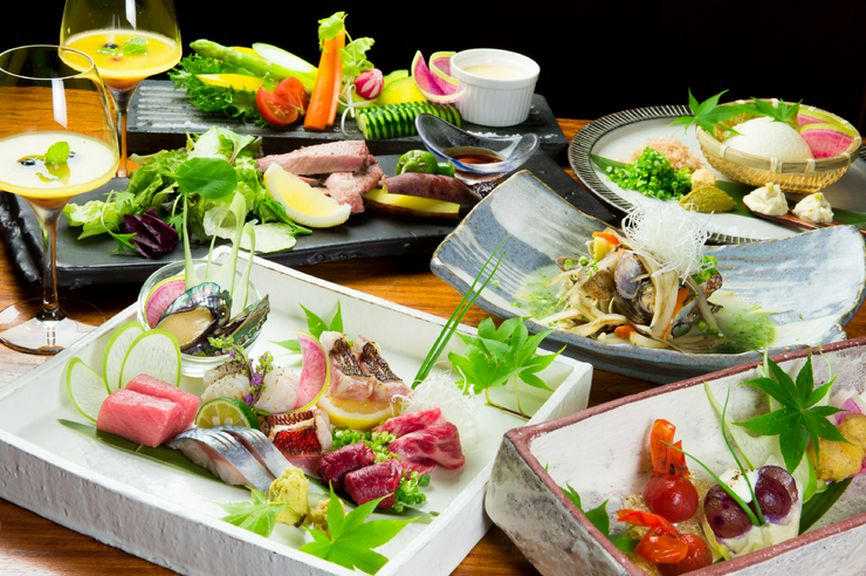 旬を生かした料理と、アレンジした博多名物をバランスよく提供