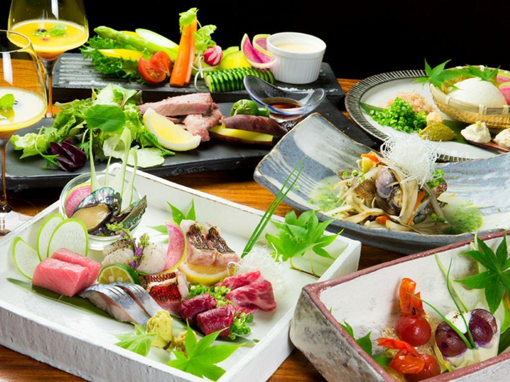 旬を生かした料理と、アレンジした博多名物をバランスよく提供