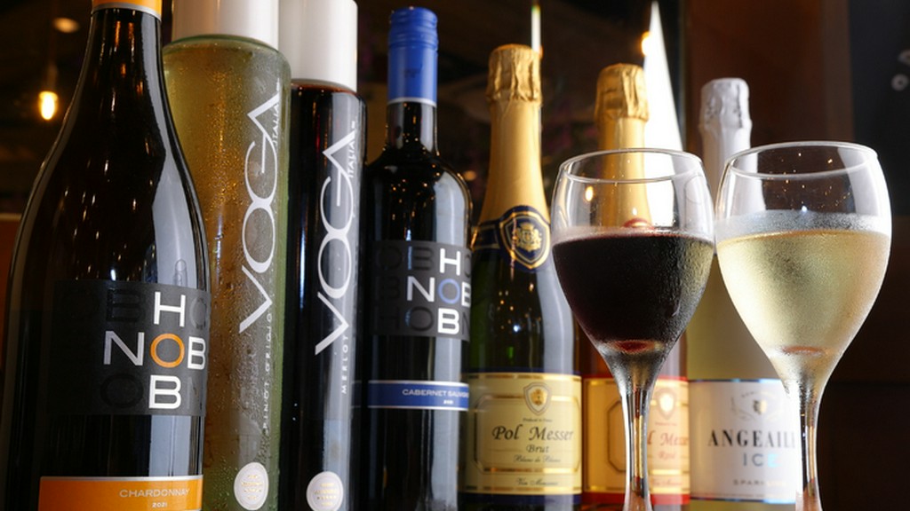 お酒と相性の良いアラカルトも充実。時間を忘れてくつろげる