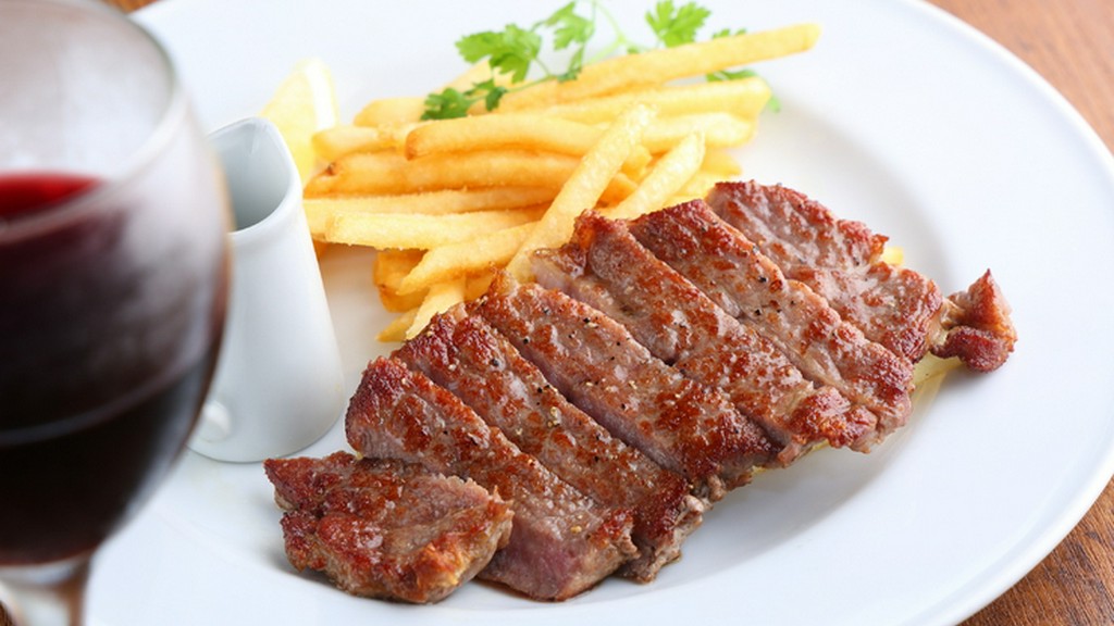 濃厚な旨みが口の中いっぱいに広がっていく『牛ロースカットステーキ』