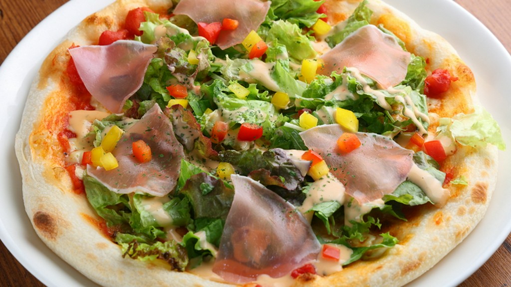 新鮮な野菜と生ハムの塩味が織りなす一枚『生ハムのピッツア・菜園風』