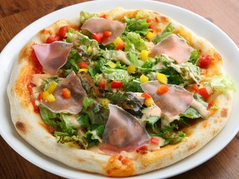 新鮮な野菜と生ハムの塩味が織りなす一枚『生ハムのピッツア・菜園風』