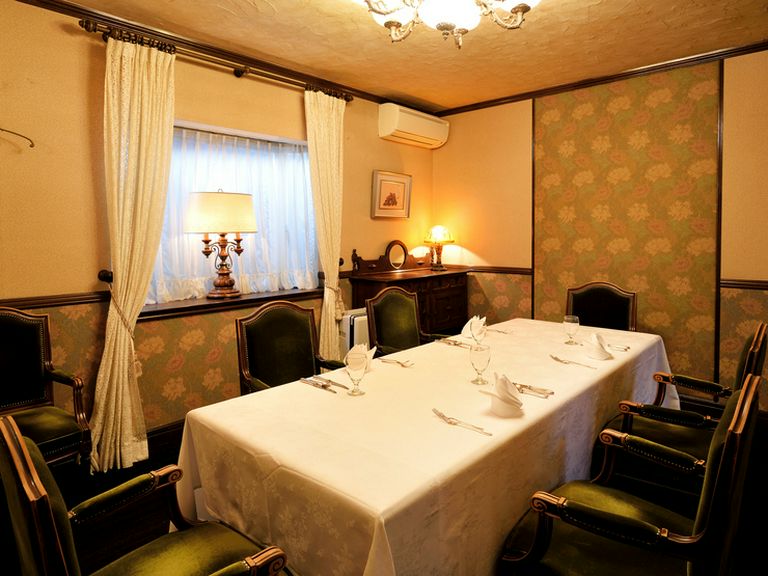 伝統の洋食料理をゆったりと堪能できる個室空間