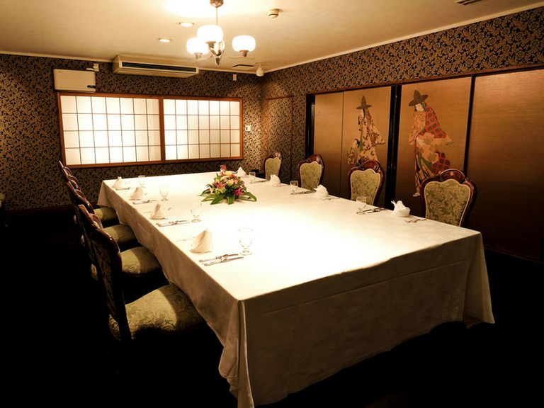 歴史を感じさせる建物の中は、明治モダンなダイニング